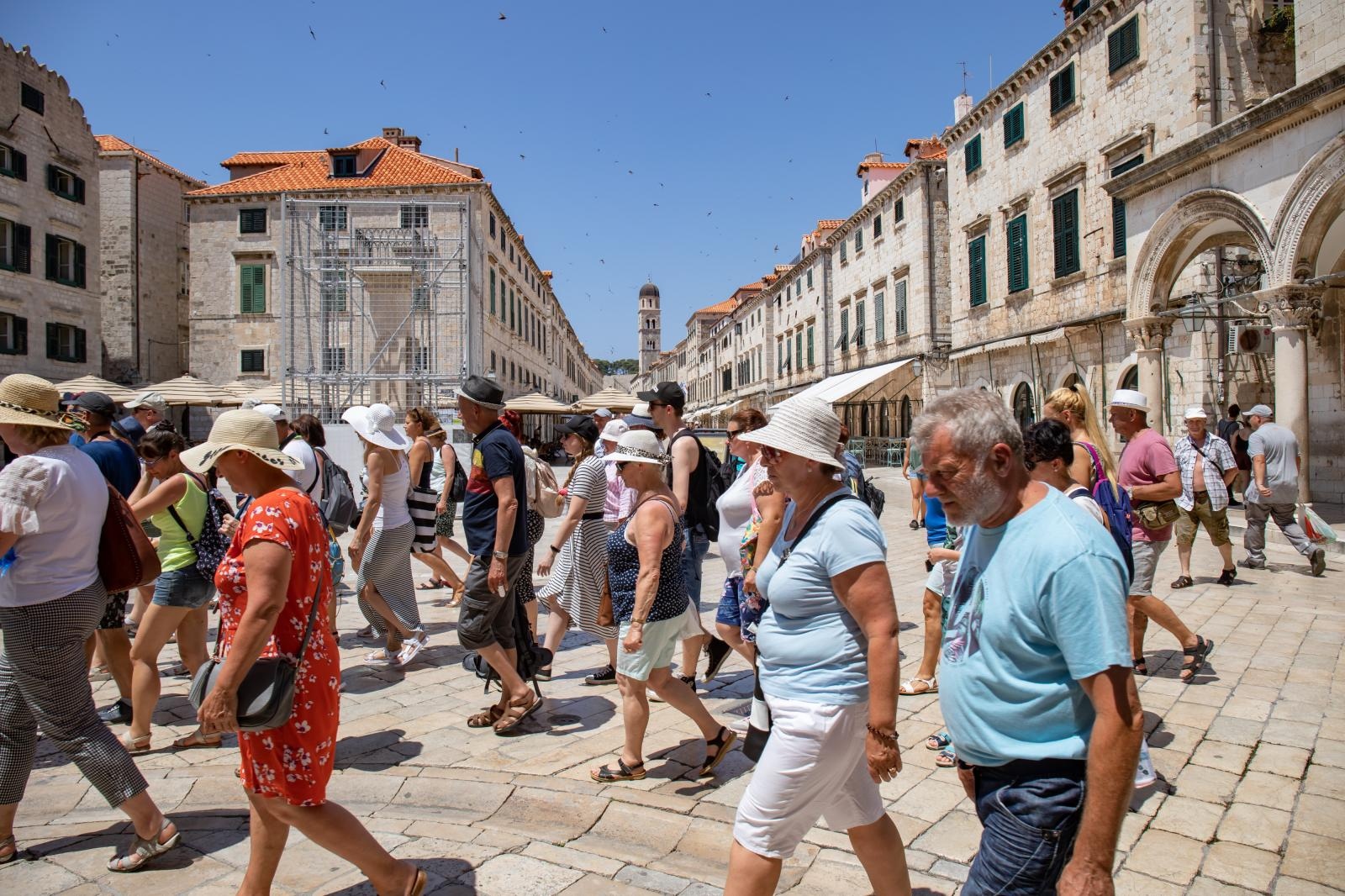 Vlada kaže da je u turizmu ostvareno 54 posto lanjskog prometa