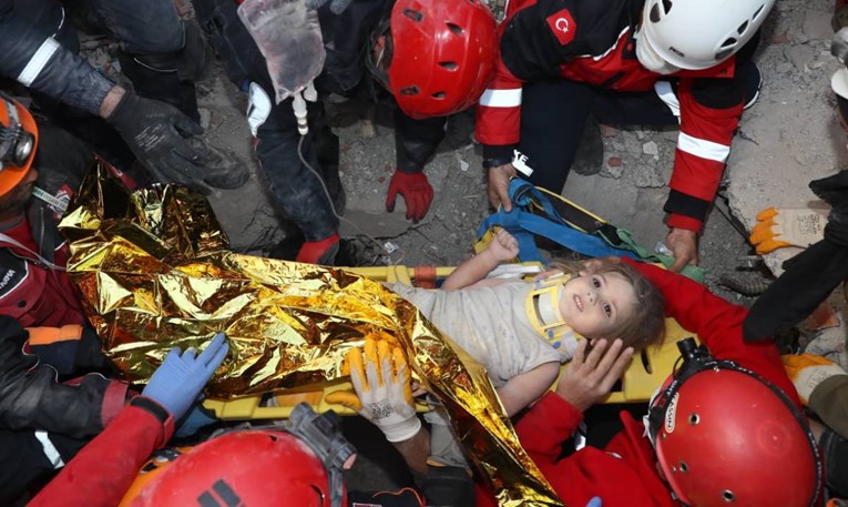 FOTO U Turskoj spašena još jedna trogodišnjakinja, bila pod ruševinama 91 sat