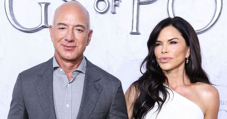 Jeff Bezos na crveni tepih stigao u društvu atraktivne Lauren