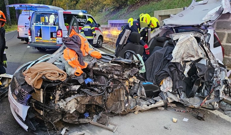 Mladića (17) izvlačili iz smrskanog auta u Austriji, morali ga staviti u komu