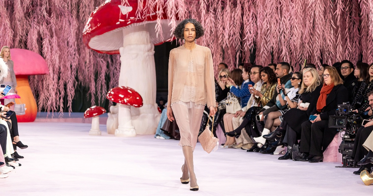 Manekenka sijede kose otvorila je Chanelovu reviju. Tko je ona?