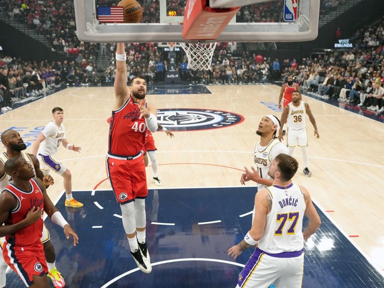 Dončić i LeBron nemoćni protiv briljantnog Zupca. Hrvat glavni u derbiju LA-a