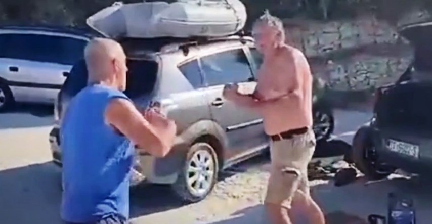 VIDEO Dva čovjeka se mlatila u Splitu. Žena vikala: Tučete čovika zbog lima