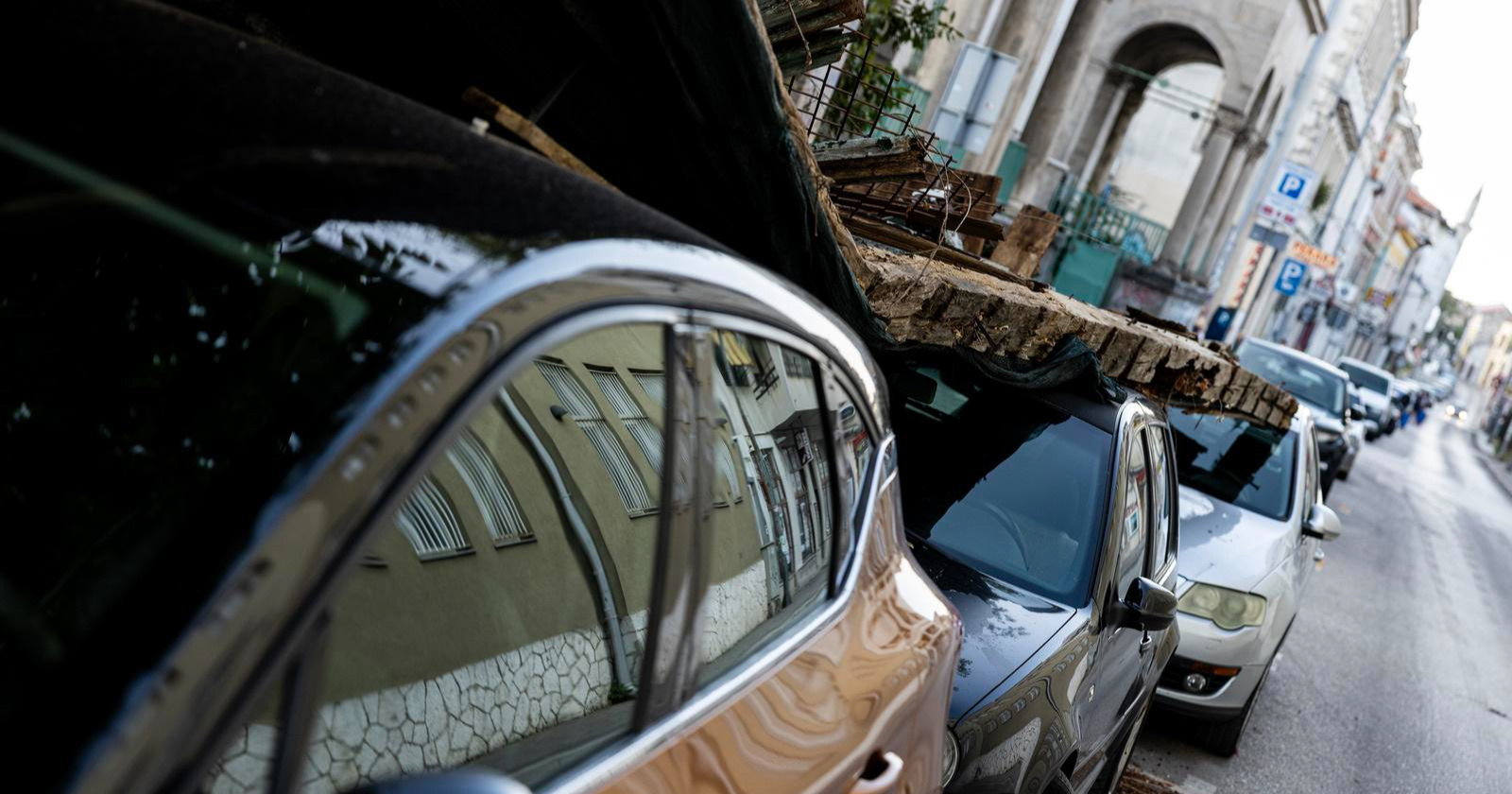 FOTO Dio ruševne kuće u Mostaru pao na tri automobila