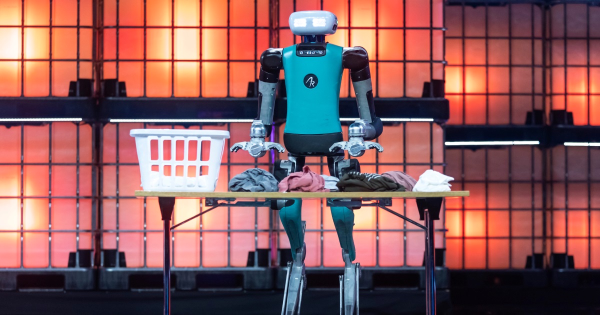 Japanski AI robot oblači čarape starijima, peče jaja i slaže rublje
