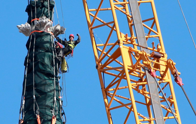 Alpinisti potezom s tornja zagrebačke katedrale oduševili okupljene