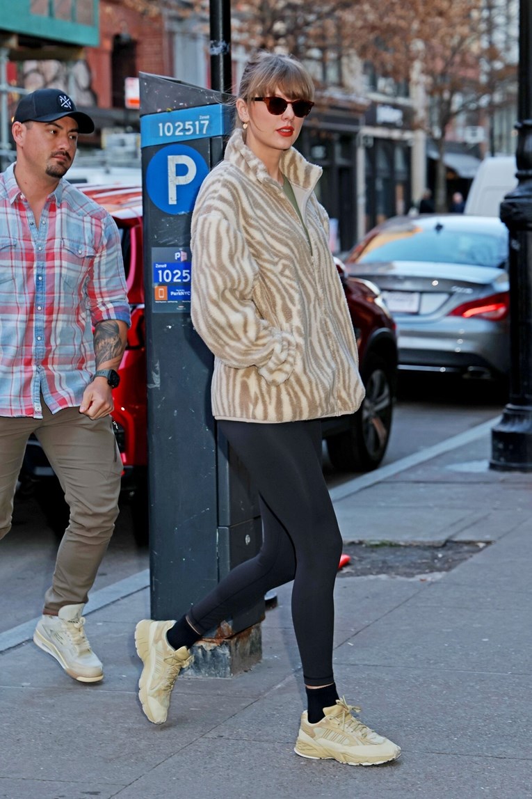 Taylor Swift prošetala ulicama New Yorka. Mnogima su zapele za oko tenisice