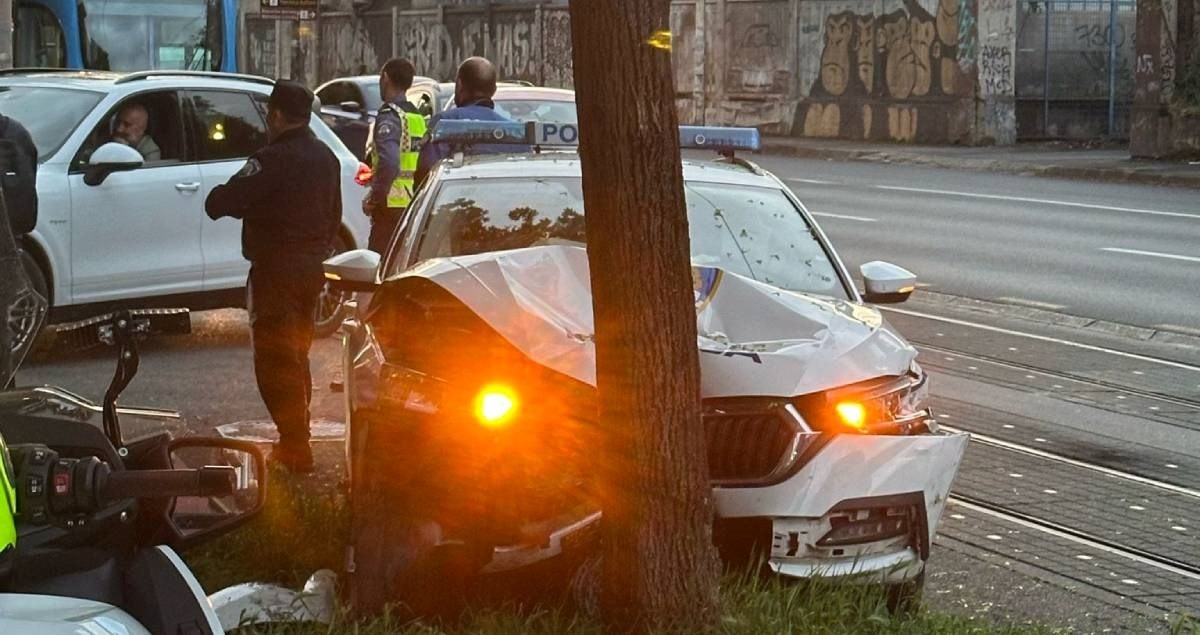 Prometna u centru Zagreba, policijski auto se zabio u stablo. Pogledajte fotografije