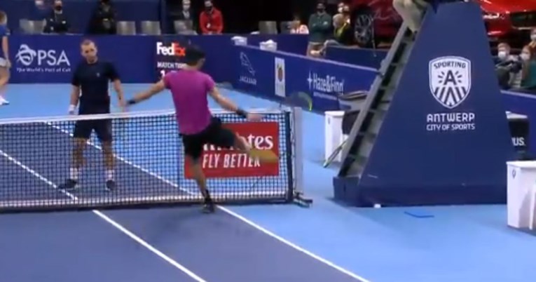 Ruski tenisač podivljao na meču, udarao nogom po mreži pa krenuo prema sucu