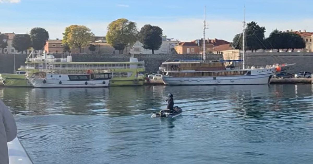 VIDEO Maskirani mladići u Zadru prosvjednike gađali balonima s crvenom bojom