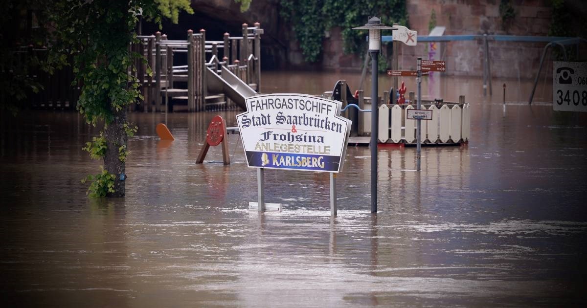 Stanje katastrofe u Njemačkoj. Pucaju brane. Poginuo vatrogasac, nekoliko nestalih