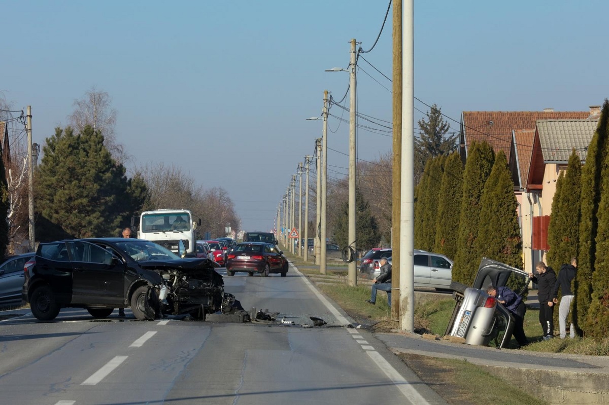 FOTO Teška nesreća u Osijeku, troje ozlijeđenih. Auto završio u kanalu