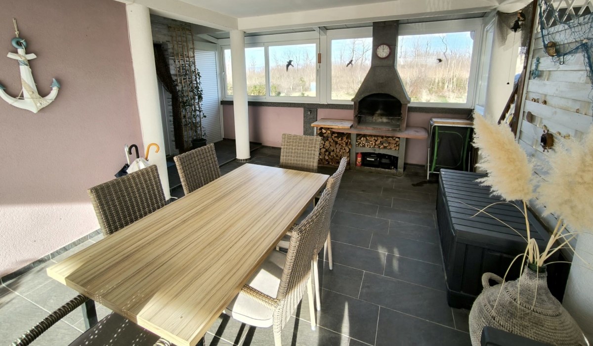 U Privlaci se prodaje dvojna kuća s dva apartmana i jacuzzijem