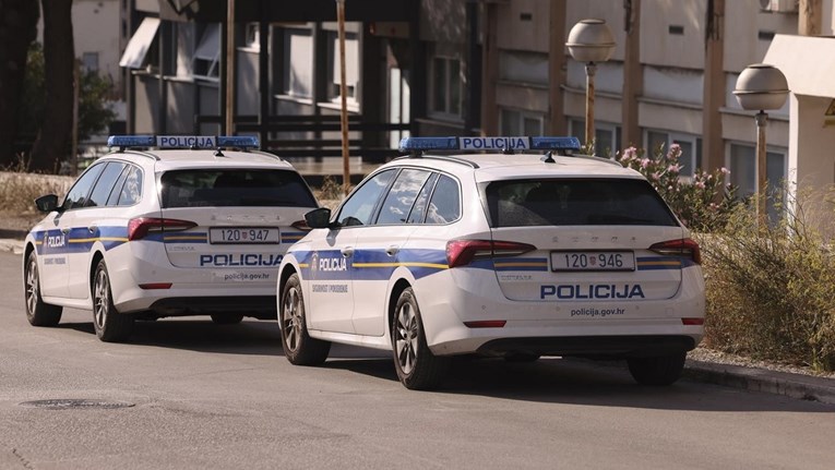 63-godišnjak u Strožancu dobio šaku u glavu, pao i udario u beton. Životno je ugrožen