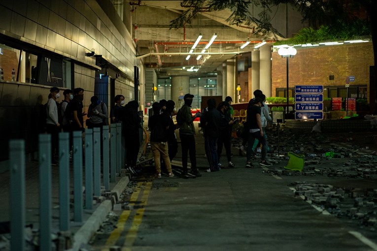 Deseci prosvjednika još uvijek zabarikadirani na sveučilištu u Hong Kongu