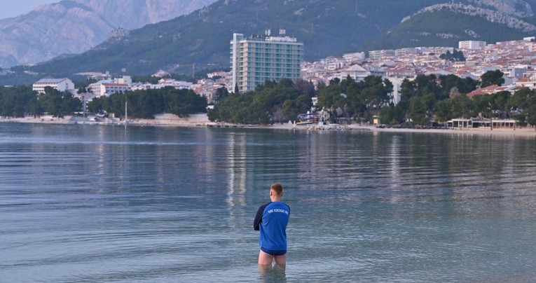 Zimsko kupanje: Mladi hrvatski nogometaš se osvježio u moru nakon treninga
