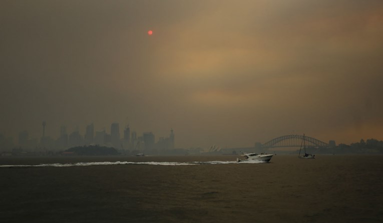 Osam požara oko Sydneyja dimom zaklonilo grad u kojem živi 5 milijuna ljudi