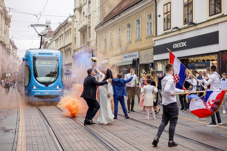 Koliko treba staviti u kuvertu kad si kum/kuma? Ljudi se posvađali oko cifre