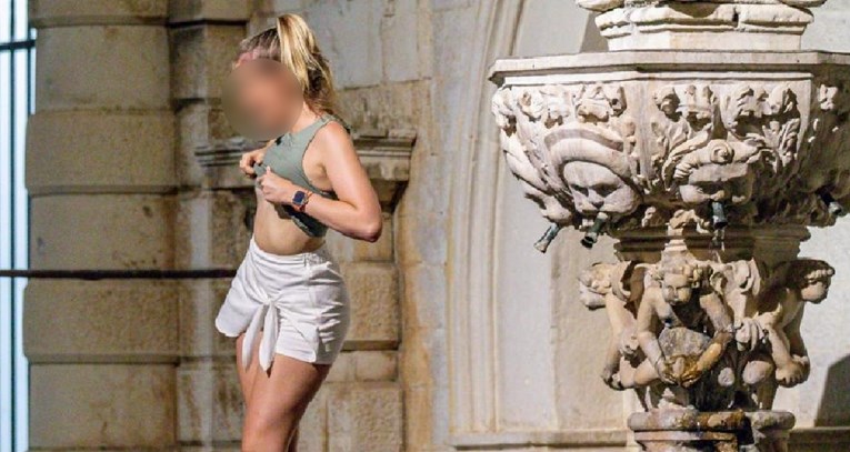Cura se popela na poznatu fontanu u Dubrovniku i pokazivala grudi