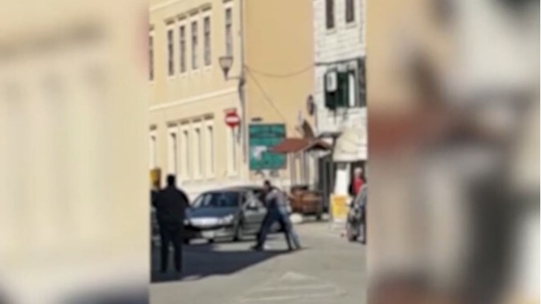 VIDEO Tučnjava u središtu Sinja, jedan muškarac završio u bolnici