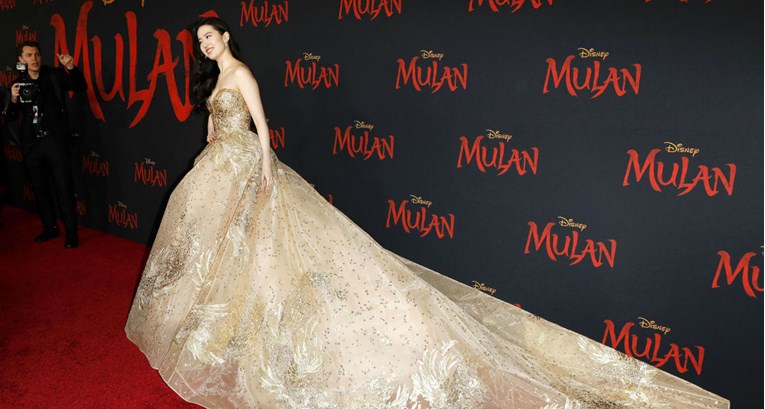 Glavna zvijezda igranog filma Mulan na premijeri je izgledala kao prava princeza
