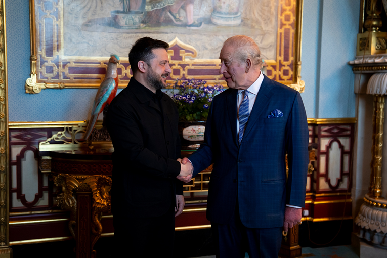 Zelenski kralju Charlesu poklonio iPad koji prikazuje aktivnosti na bojištu