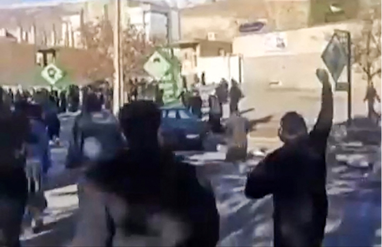 "Smrt diktatoru": Prosvjedi u Iranu ne jenjavaju, najmanje 19 mrtvih