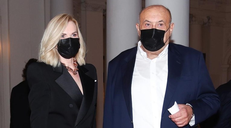 Jadranka Sloković i Čedo Prodanović privukli pažnju u kazalištu, uskladili su i maske