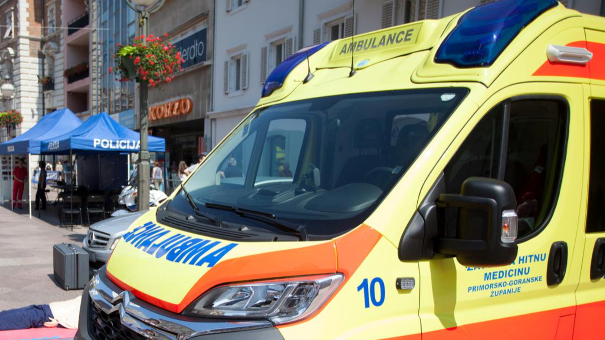 Žena umrla na stubištu u Rijeci. Muškarac nađen s ozljedom vrata, pod nadzorom je policije