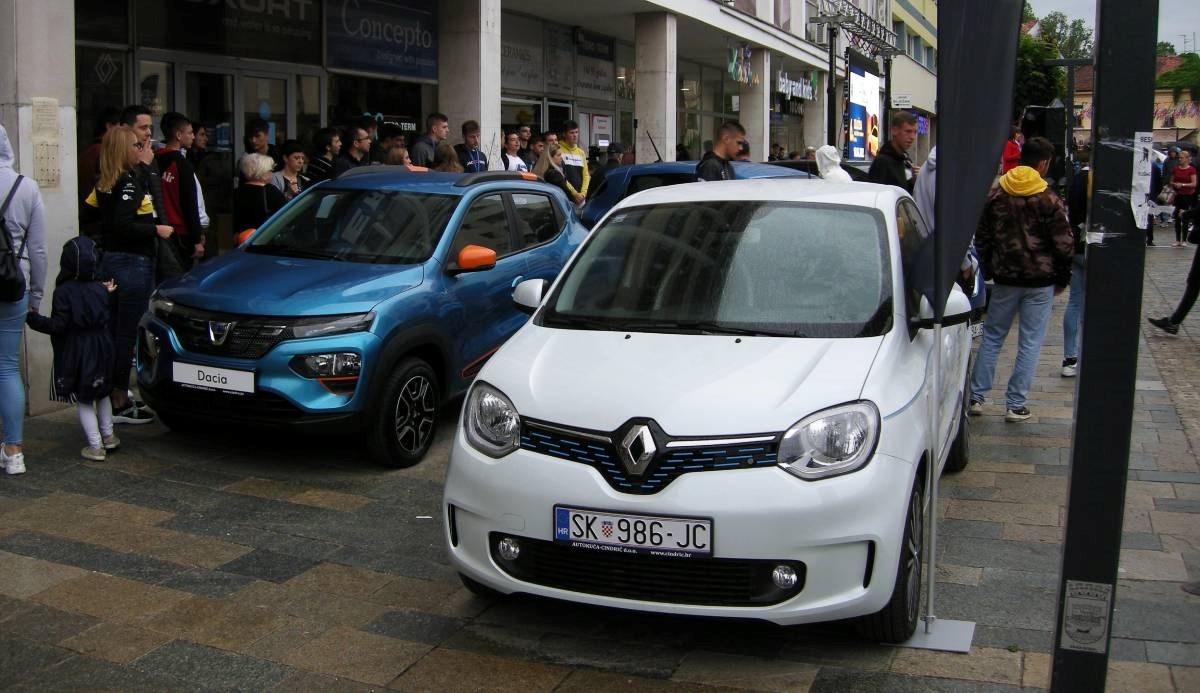 U Sisku održana izložba električnih automobila, solarnih nije bilo zbog lošeg vremena