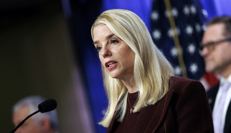 Bijes Amerikanaca zbog neobjavljenih Epsteinovih spisa. Trumpova miljenica na udaru