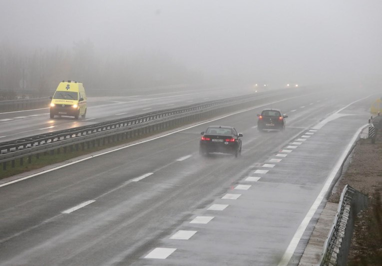 Vozači, oprez. Magla smanjuje vidljivost, ceste su mokre i skliske
