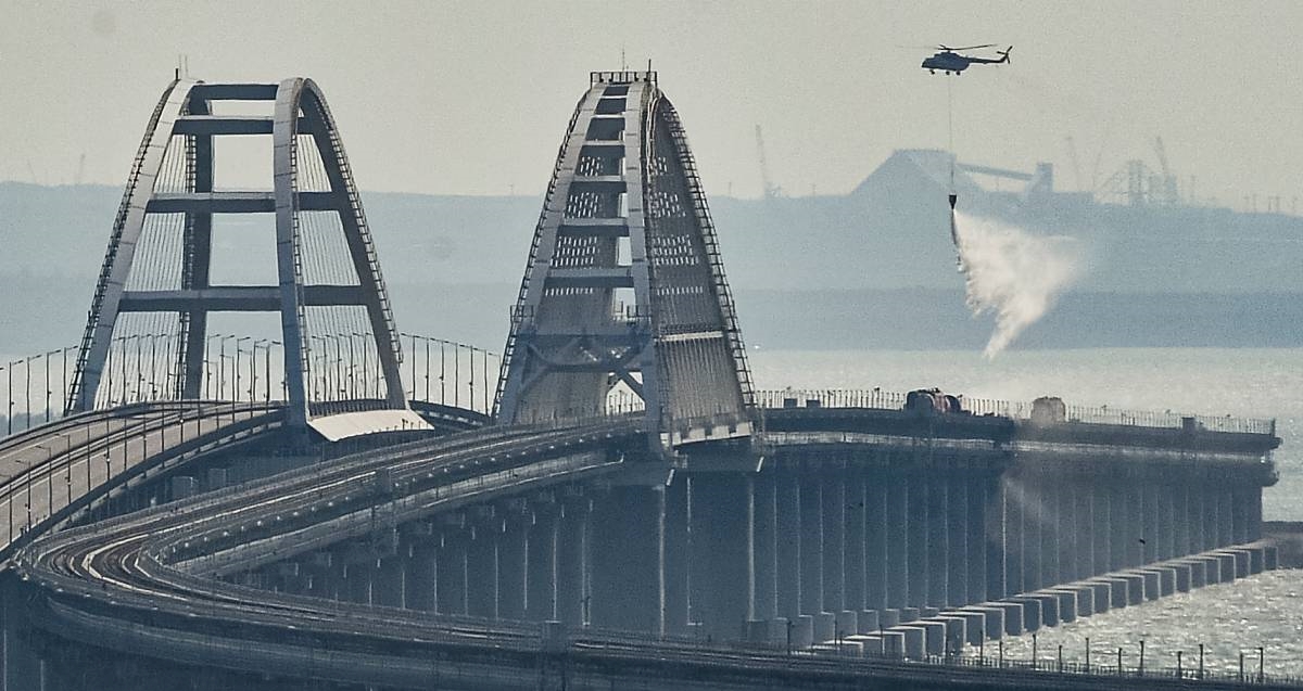 Britanija: Rusi posložili potopljene brodove, žele spriječiti napad na Krimski most