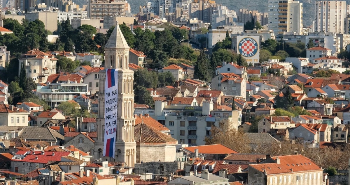 Na zvoniku crkve sv. Duje osvanuo ogroman transparent, evo što piše na njemu