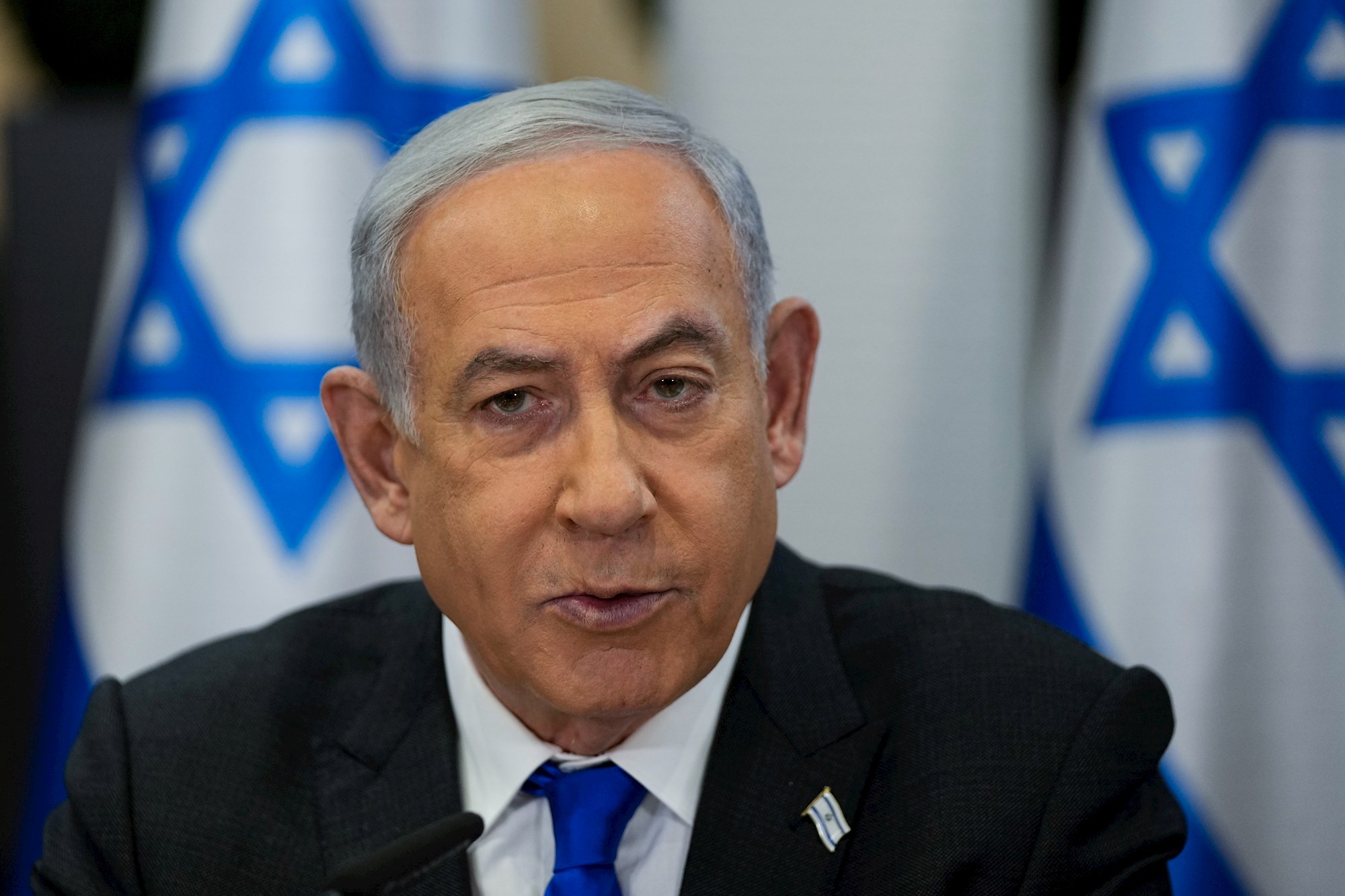 Netanyahu govorio da je nastavak borbe u korist talaca. Njihove obitelji ga prekidale
