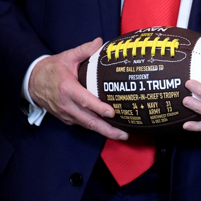 Trump ponovno snimljen s modricom na ruci. Glasnogovornica: To je od rukovanja