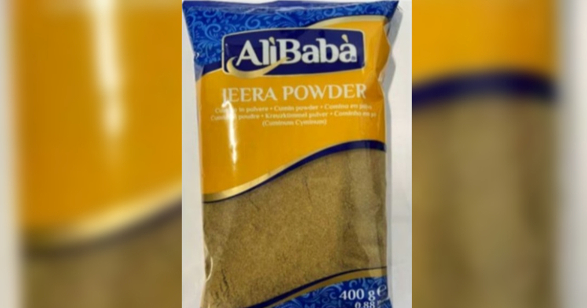 S polica se povlači kumin u prahu. Sadrži opasne tvari