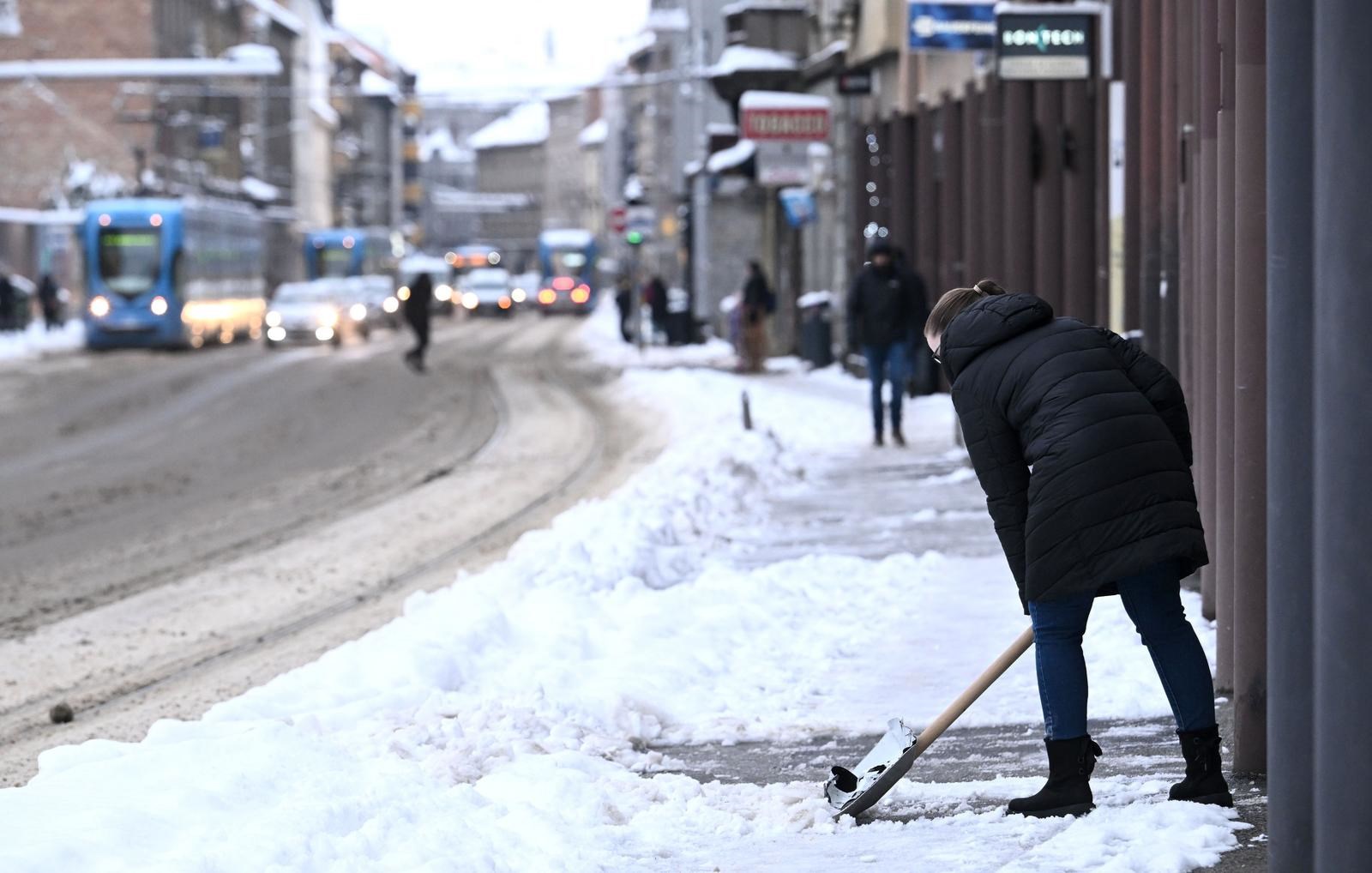 Grad Zagreb: Sve ceste su prohodne. Građani, počistite pločnike što prije