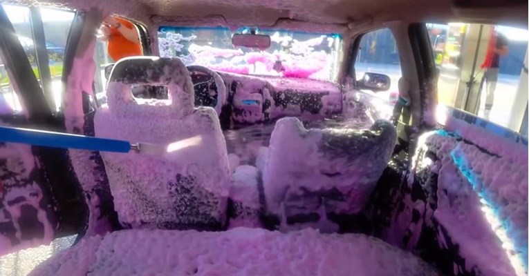 VIDEO Oprali su auto visokotlačnim peračem, ali i iznutra