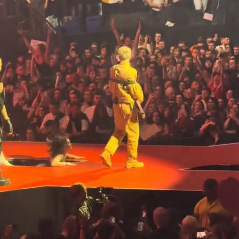 Obožavateljica upala u otvor na pozornici na koncertu Machine Gun Kellyja