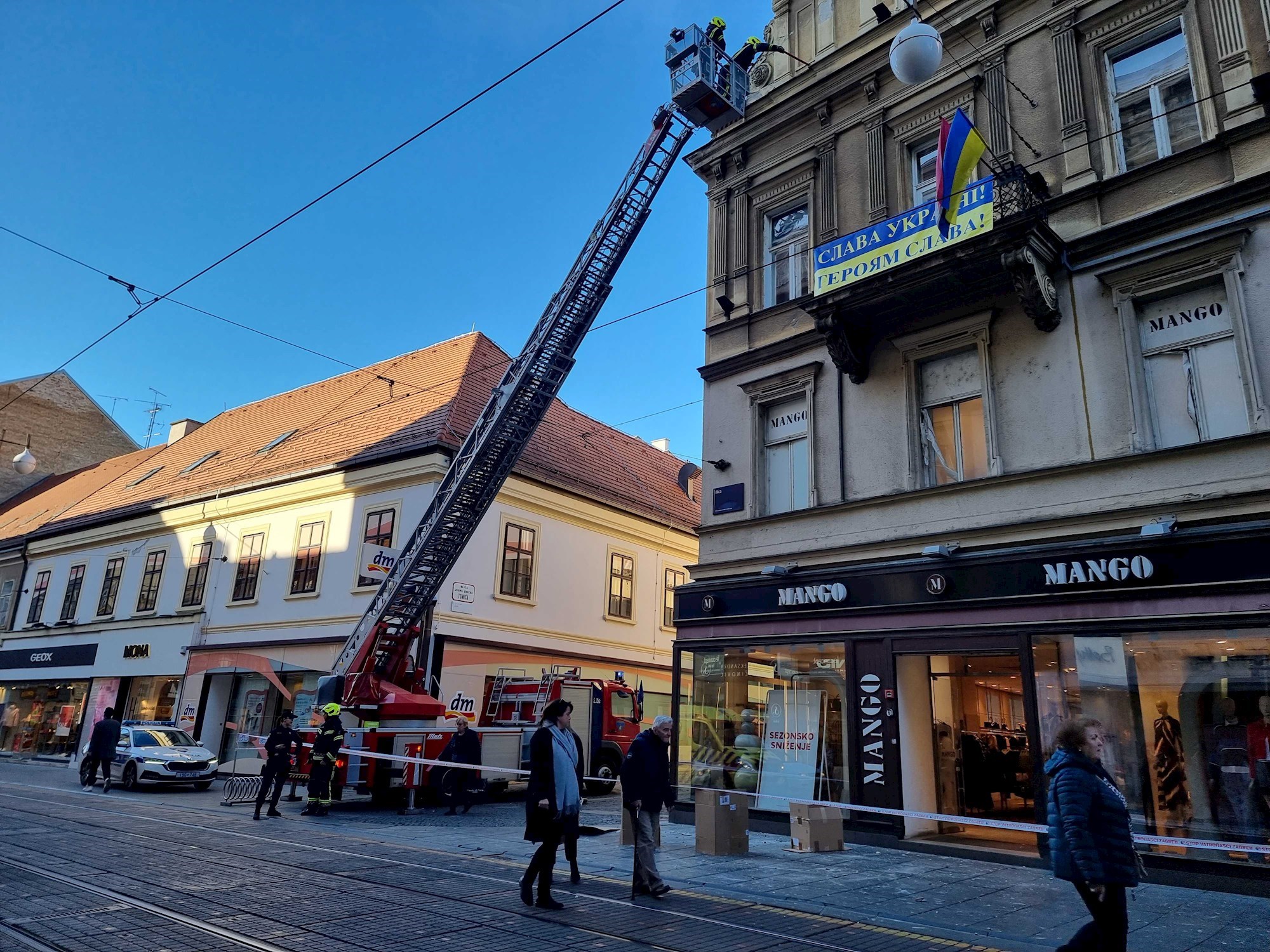 FOTO Pala fasada u strogom centru Zagreba