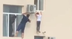 VIDEO Heroj riskirao život i spasio dječaka koji je "visio" s četvrtog kata