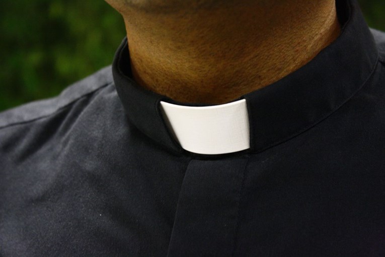 Svećenik u Brodu optužen za zlostavljanje djevojčice. Evo što kaže nadbiskupija