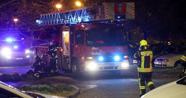 Na Cetini u Omišu se sinoć zapalio brod, požar gasilo 20 vatrogasca