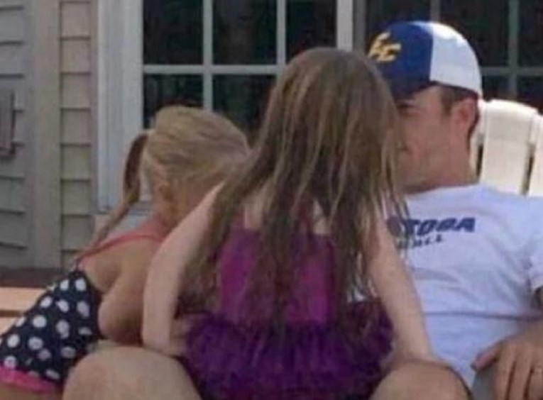 Fotografija tate s kćerkama postala hit zbog nepristojne optičke iluzije na njoj