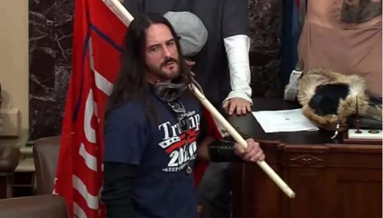 Član Trumpove rulje koja je upala u Kapitol osuđen na osam mjeseci zatvora