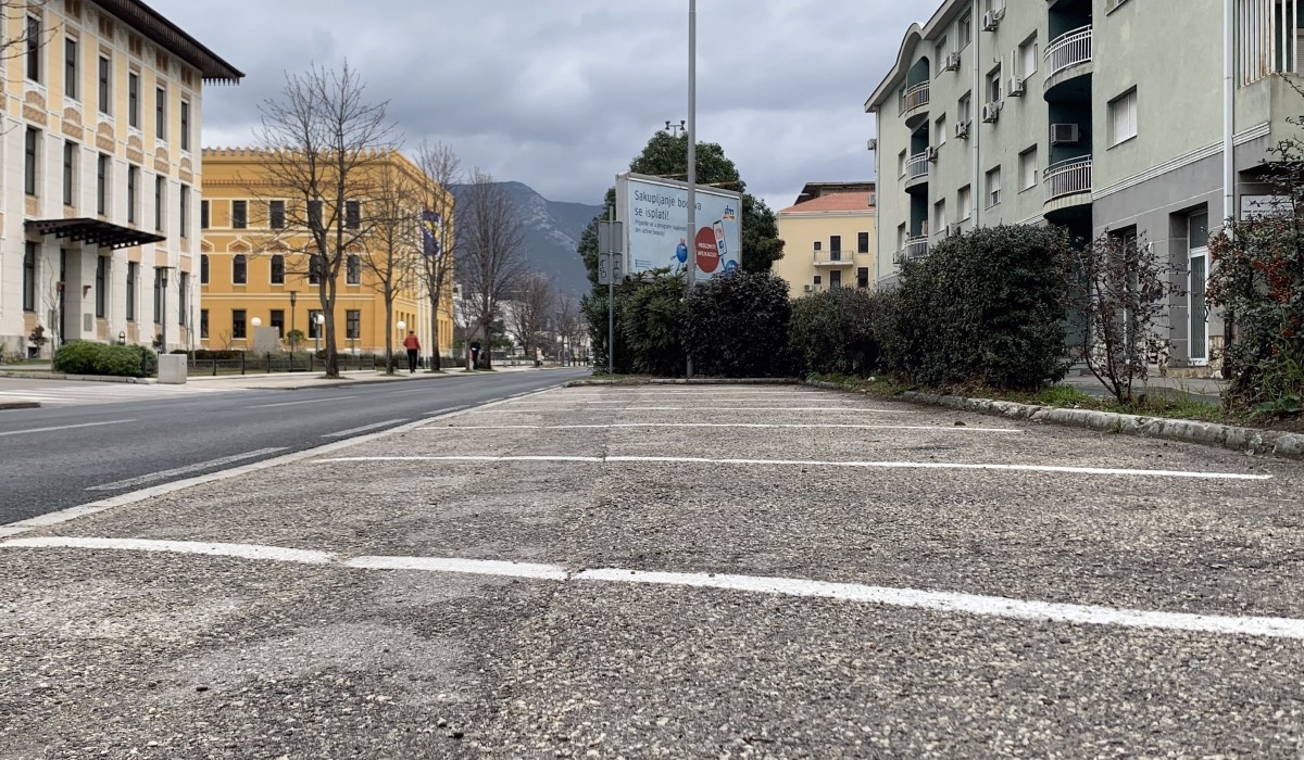 U centru Mostara se od danas plaća parkiranje. Parkirališta su prazna