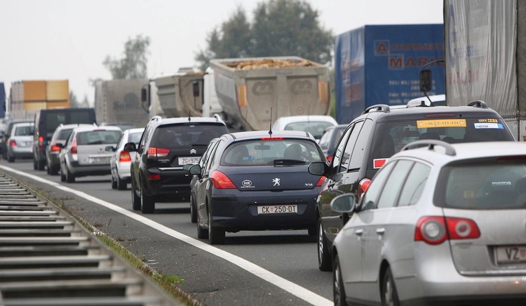 Srna na cesti na A4 na čvoru Varaždin, vozi se 40 km/h