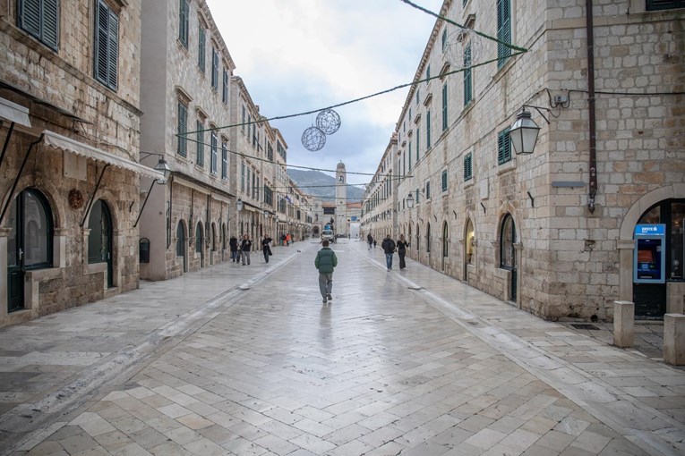 FOTO Stradun nakon Adventa gotovo je potpuno prazan