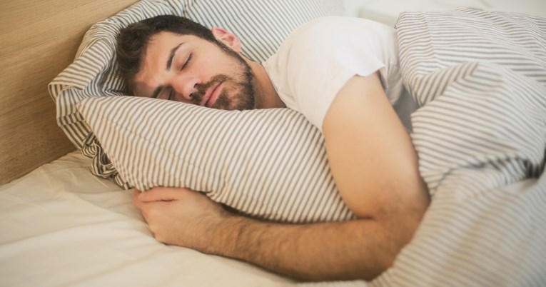 Studija: Ljudi koji leže na ovoj strani kreveta lošije spavaju i bude se umorniji